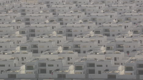 ähnliche-Weiße-Häuser-In-Weiß-Gebaut
