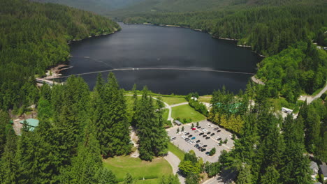 Luftdrohnenblick-über-Den-Wunderschönen-Capilano-See-Im-Norden-Von-Vancouver,-Britisch-Kolumbien,-Kanada