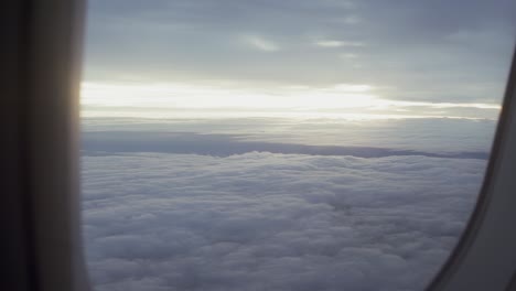 Flugzeug-Fliegt-über-Den-Wolken