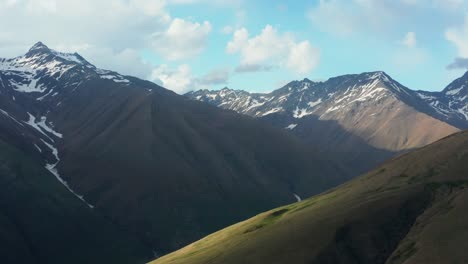 Impresionante-Vista-Panorámica-Aérea-De-La-Cordillera-Continua-Con-Senderos-De-Nieve