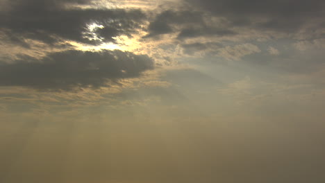 Rayos-De-Sol-Brillando-Detrás-De-Algunas-Nubes