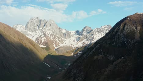 Atemberaubender-Luftpanoramablick-Auf-Eine-Bergkette