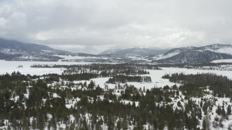 Aspen,-Colorado-Snowy-Winter-Landscape-in-Mountainous-Area,-Aerial