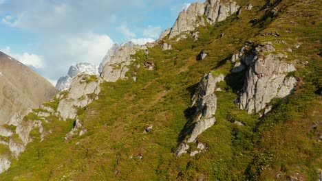 Atemberaubender-Luftpanoramablick-Auf-Die-Bergkette