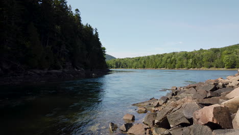 Schöne-Wildnisszene-Im-Acadia-nationalpark,-Maine,-Usa,-Flussfließend