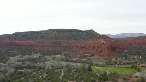 Rote-Felsklippen-In-Der-Schönen-Landschaft-Von-Sedona,-Arizona,-Antenne