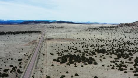 Majestuosa-Carretera-Del-Desierto-Con-Un-Solo-Coche-En-Vista-Aérea-De-Drones
