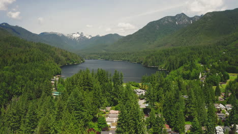 Vista-Aérea-Descendente-Del-Espectacular-Lago-Capilano-En-El-Norte-De-Vancouver,-Columbia-Británica