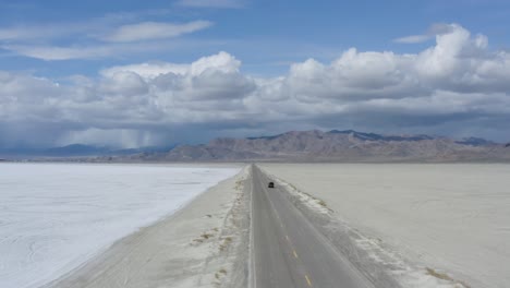 Concepto-De-Viaje-Por-Carretera---Conducción-De-Automóviles-En-La-Carretera-Del-Desierto-Hacia-Las-Montañas,-Antena