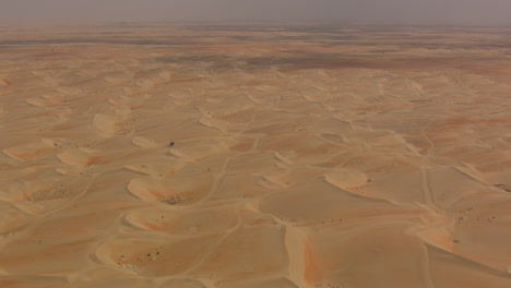 Wüstendünen-Überführung-In-Vorwärtsbewegung-Mit-Horizont-Und-Wolkenschatten