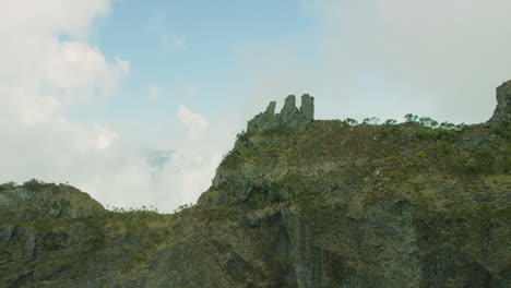 Seltsame-Felsformation-Auf-Einem-Bergrücken