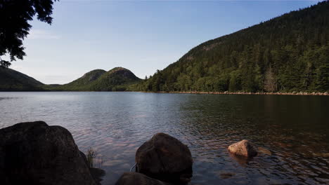 Vista-De-Las-Burbujas-Del-Norte-Y-Del-Sur-Sobre-El-Estanque-Jordan,-Parque-Nacional-Acadia,-Maine,-Estados-Unidos