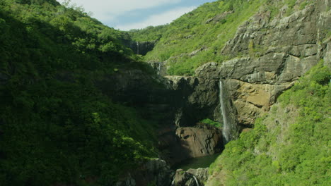 Schöne-Wasserfälle-In-Der-Grünen-Schlucht