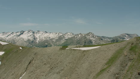 Enthüllen-Eine-Bergkette-Mit-Grünem-Land-Und-Schneebedeckten-Gipfeln