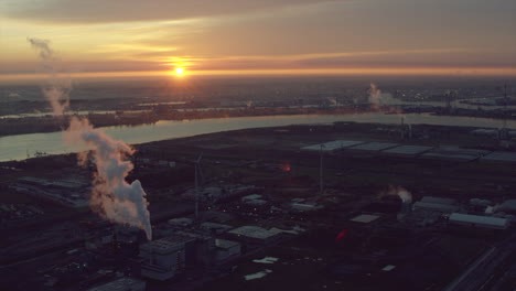 Industrieabgase-An-Einem-Hafen-Bei-Sonnenaufgang