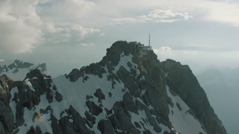 Estación-Meteorológica-Superior-En-La-Montaña-Zugspitze-Al-Atardecer