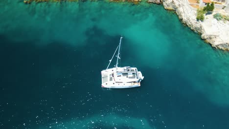 Treibende-Yachten-In-Der-Bucht-Nahe-Der-Küstenstadt-Kroatiens-Vor-Dem-Hintergrund-Des-Blauen-Himmels-Und-Des-Blauen-Transparenten-Wassers