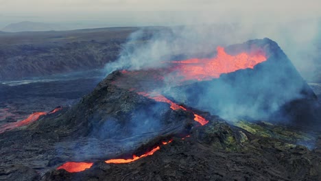 Cráter-Del-Volcán-Fagradalsfjall-Durante-La-Erupción-En-Islandia