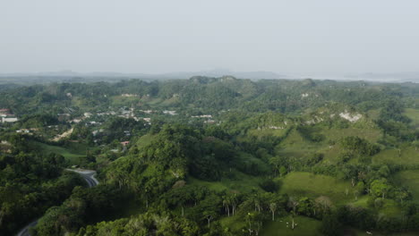 Luftaufnahme-Des-Kleinen-Dorfes-Los-Haitises-In-Der-Zentralen-Dominikanischen-Republik