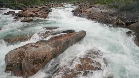 Fluss-Luonosjahka-über-Dem-Polarkreis,-Norwegen