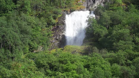 Einer-Der-Vielen-Schönen-Wasserfälle-Des-Naeroyfjords,-Versteckt-Im-Waldbedeckten-Berghang