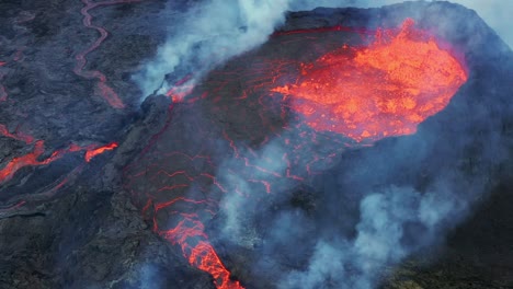 Lava-Hirviendo-Y-Burbujeante-En-El-Cráter-Del-Volcán-Fagradalsfjall-En-Erupción,-Erupción-Geldingadalur-2021-En-Islandia