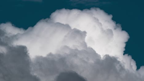 Nubes-Gruesas-Y-Esponjosas-Se-Hacen-Más-Grandes,-Se-Expanden-En-La-Atmósfera-Como-Globos-Enormes-Que-Cambian-Su-Color-De-Blanco-A-Amarillo-Y-Gris