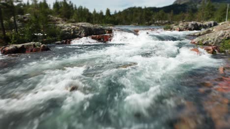 Ein-Flug-Gegen-Eine-Strömung-über-Mächtige-Wasser-Eines-Gebirgsflusses,-Der-über-Ein-Geschichtetes-Steinbett-In-Norwegen-Fließt