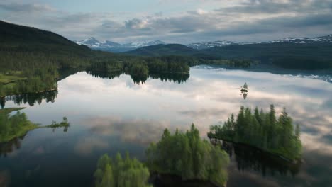 Un-Vuelo-Hacia-Adelante-Sobre-El-Vasto-Lago-Avan-En-Noruega