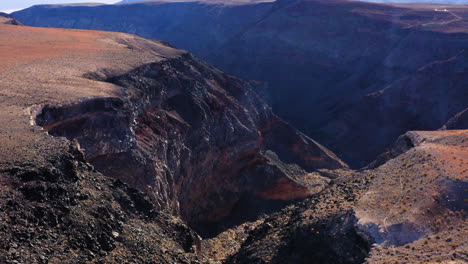 Vogelperspektive-Der-Schönen-Geschichteten-Felsformation,-Die-Durch-Kontinuierliche-Erosion-Der-Felsen-Im-Star-Wars-Canyon,-Kalifornien,-USA,-Verursacht-Wird