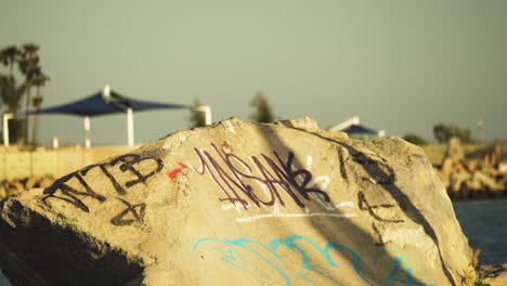 Statische-Ansicht-Eines-Jungen,-Der-Bei-Sonnenuntergang-Auf-Seinem-Skateboard-Am-Ufer-Des-Flusses-San-Gabtiel,-Kalifornien,-USA-Schlittschuh-Läuft