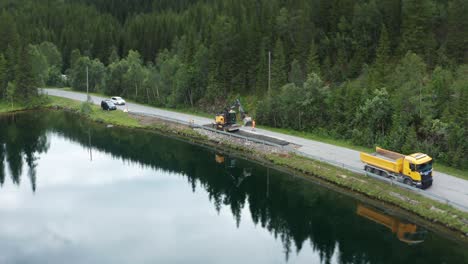 Fahrbahnreparaturen-Im-Ländlichen-Norwegen,-Auf-Der-Schmalen-Straße-Entlang-Des-Flusses