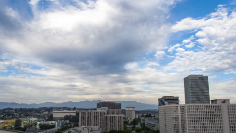 Zeitraffer-Von-Wolken,-Die-An-Einem-Herbsttag-Durch-Die-Innenstadt-Von-Los-Angeles-Rollen