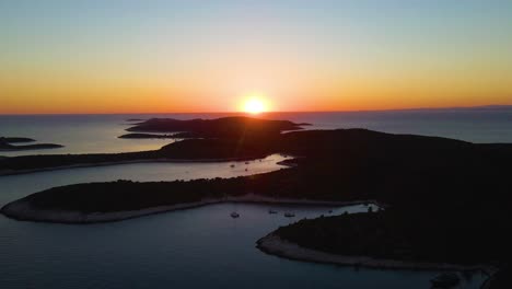 Sonnenuntergang-Auf-Dem-Hintergrund-Der-Inseln-In-Der-Adria-Drohnenaufnahmen