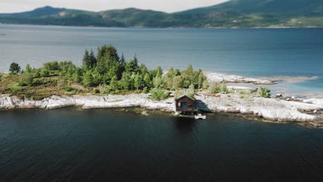 Ein-Einsames-Grasdachhaus,-Das-Am-Ufer-Einer-Insel-Mitten-In-Einem-Fjord-Steht