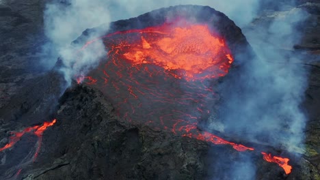 Erupción-Geldingadalir---Cerca-De-Lava-Hirviendo-En-El-Cráter-Del-Volcán-Fagradalsfjall-En-Islandia