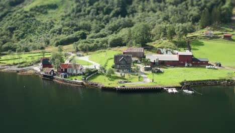 Ein-Bauernhof-Am-Ufer-Des-Naeroyfjords