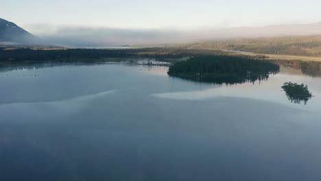Early-morning-flight-above-a-Nedre-Fiplingvatnet-lake