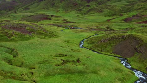 Immergrüne-Berge-Mit-Gewundenem-Heißquellenfluss-Im-Reykjadalur-tal-In-Südisland