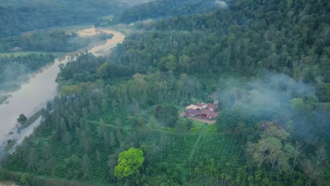 Luftflug-Zwischen-Mystischem-Nebel-Mit-Grünen-Bäumen-Und-Einsamer-Villa,-Umgeben-Von-Mangrovenwäldern-In-Indien