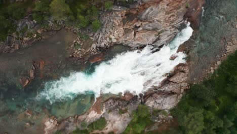 Einer-Der-Vielen-Wasserfälle-Am-Fluss-Luonosjahka-Auf-Dem-Plateau-Des-Polarkreises