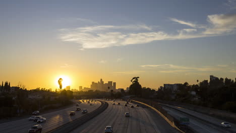 Zeitraffer-Des-Sonnenuntergangs-über-Dem-Freeway-10-Mit-Blick-Auf-Die-Skyline-Der-Innenstadt-Von-Los-Angeles