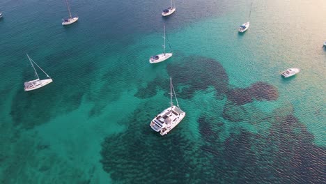 Treibende-Yachten-In-Der-Bucht-Nahe-Der-Küstenstadt-Kroatiens-Vor-Dem-Hintergrund-Des-Blauen-Himmels-Und-Des-Blauen-Transparenten-Wassers
