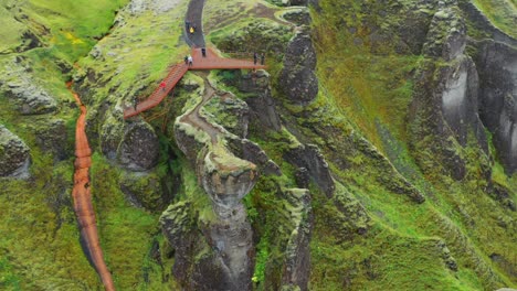 Luftaufnahme-Von-Touristen-Auf-Der-Aussichtsplattform-Der-Schlucht-Fjadrargljufur-In-Island