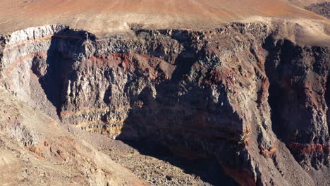Luftaufnahme-Rotierende-Aufnahme-Verschiedener-Schichten-Von-Lavagestein,-Die-Durch-Kontinuierliche-Erosion-Im-Star-Wars-Canyon,-Kalifornien,-USA,-Sichtbar-Sind