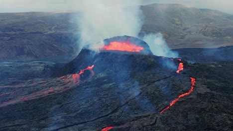 Lava-Hirviendo-Dentro-Del-Cráter-Del-Volcán-Fagradalsfjall-En-Erupción-Visto-Desde-Arriba-En-Islandia