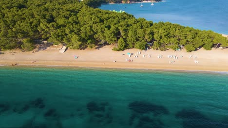 Küstenstreifen-Eines-Ferienortes-In-Kroatien-An-Der-Adria