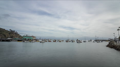Lapso-De-Tiempo-De-Los-Barcos-Flotando-En-El-Puerto-Y-Las-Nubes-Pasando-Por-Encima-De-La-Isla-Catalina-En-El-Océano-Pacífico-Del-Sur-De-California