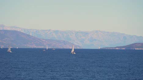 Herrliche-Aussicht-Auf-Segelboote-In-Der-Adria-Mit-Bergiger-Küste-Im-Hintergrund