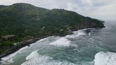 Luftaufnahme,-Die-Sich-Wegbewegt,-Malerischer-Blick-Auf-Die-Wellen,-Die-Zum-Ufer-Des-Bitcoin-Strandes-In-El-Salvador,-Mexiko,-Rauschen,-Blauer-Himmel-Im-Hintergrund